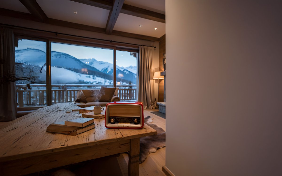 Radio vintage dans un salon de chalet